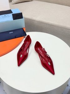 PRADA 普拉达 早春 走秀款女鞋 尖头粗跟专柜走秀款！ 出厂价 _____________________鞋面：进口真丝 牛皮 ───── 内里：羊皮 ──