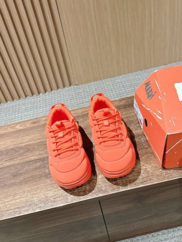 玛尼联名新款面包运动鞋 具體說一下穿上腳的感覺有Hoka的舒適回彈感 同時有Marni的顏色鮮艷配搭 一次滿足你2個願望 bondi B3Ls Marni 凤凰