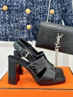 厂价 HermèS 爱马仕经典防水台H 粗跟高跟凉鞋 极约复古的设计 浓厚的异域风情 时髦感十足、随便上脚都很有腔调 简简单单的款式随便搭配一下高级感就很棒 百