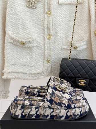 厂价 Chane*｜小香25C春夏新品 链条双C懒人拖鞋 今年小香推出全新夏日度假系列拖鞋～ 不管是出街、家居都可以轻松搭配 毛巾料的质地 对脚丫实在太友好啦 - 点击图像关闭