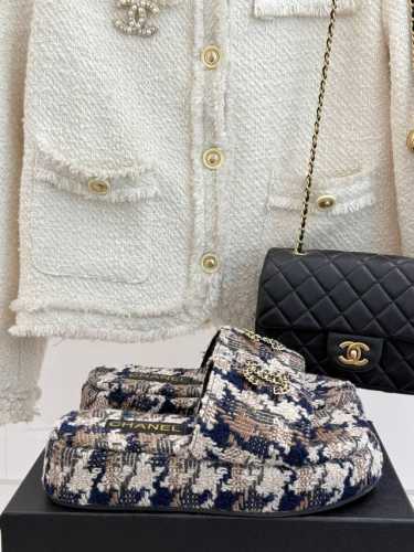 厂价 Chane*｜小香25C春夏新品 链条双C懒人拖鞋 今年小香推出全新夏日度假系列拖鞋～ 不管是出街、家居都可以轻松搭配 毛巾料的质地 对脚丫实在太友好啦