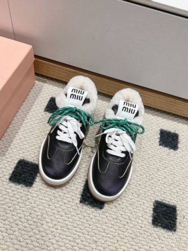 缪缪miumiu2024ss新款火爆款脏脏鞋系带做旧小白鞋 今年主推款 复古做旧时尚 简约高级 随意搭配 上脚非常舒适，年度必入款！鞋面原版牛皮，羊京，内里羊毛