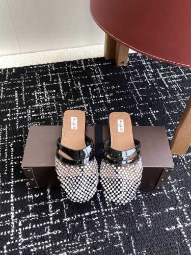 代购级网面380 400 Alaia 25Ss 网面平底夹趾拖鞋 超级别致的设计有种独特优雅气息的感觉 网面夹脚的款式隐藏起来 独特风格配上不同款式 不同风格都
