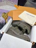 工厂p价p： 飞机盒10 Lv胖丁 肥嘟嘟 小可爱 情侣款 2025开春色 目前此版本只做Zp上市的 最高还原所有细节 、包装 Lvtrainer小胖丁2025