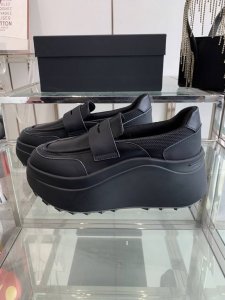 dymonlatry 小众潮牌 新品爆款推荐 复古 厚底松糕鞋 无论日常休闲还是机能感混搭 这款运动鞋都能带来卓越舒适体验与时尚感的双重体验 独家开模定制流线感