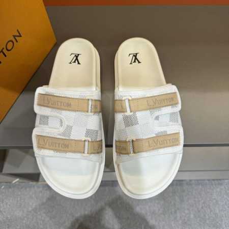码数38-46 L.v 驴家高端男士夏季拖鞋， 经典老花系列，一字带宽松设计，别致的色彩拼接效果，个性鲜明，时尚潮流穿搭必备款式，轻盈舒适。轻质韧性橡胶内底，微 - 点击图像关闭