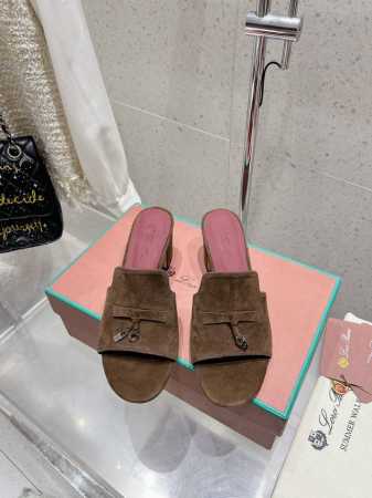 Loro Piana 25春夏Lp顶级版本英伦宝石吊坠夹脚平底拖鞋凉鞋 原来这就是传说走两万步都不会累脚的夹脚凉鞋把颜值和脚感都拿捏住了，上脚一走就会被彻底沦陷 - 点击图像关闭