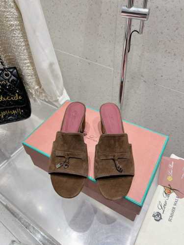 Loro Piana 25春夏Lp顶级版本英伦宝石吊坠夹脚平底拖鞋凉鞋 原来这就是传说走两万步都不会累脚的夹脚凉鞋把颜值和脚感都拿捏住了，上脚一走就会被彻底沦陷
