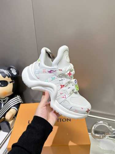 顶级版本 油边工艺 LV拱桥底老爹鞋 原版开模，高品质 Louis Vuitton 路易威登 驴家 L家LV运动鞋本款 LV Archlight 运动鞋以科技网