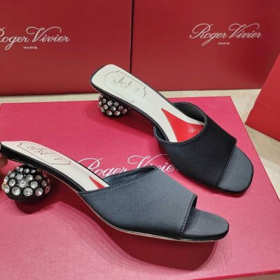 Roger Vivier 225 罗杰维维亚春夏新款花朵钻扣玛丽珍单鞋，亮面漆皮搭配钻扣，一眼被惊艳到仙女们确定不拿下这款绝美玛丽珍单鞋气场妥妥的安排上夏日搭配