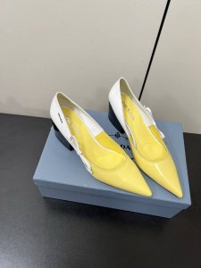 Prada 25ss 早春新款绝美尖头跟鞋 时尚界久违的极简之美经典时尚配色 毫不费力的优雅风来袭 时髦 精致 绝美 包头尖头 开边珠外穿时尚气质简约新款日常拖