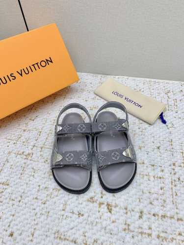 出厂 高版本 Louis Vuitton 路易威登 最新时尚休闲半凉鞋～代购级当季最新潮品 众多博主纷纷种草，入购原版开模定制 镂空组合设计与应用语言学硕士专业