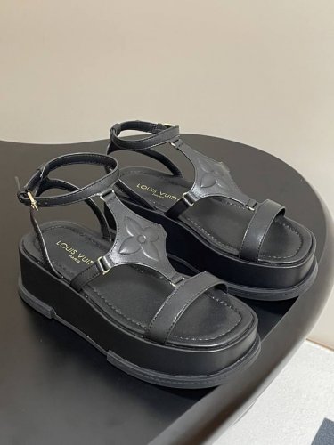 25Ss春夏新款Louis Vuiteeon Lv Maya Flatform 凉鞋防水台厚底凉鞋 本款 Maya Flatform凉鞋选用光滑牛皮革 丹宁牛仔