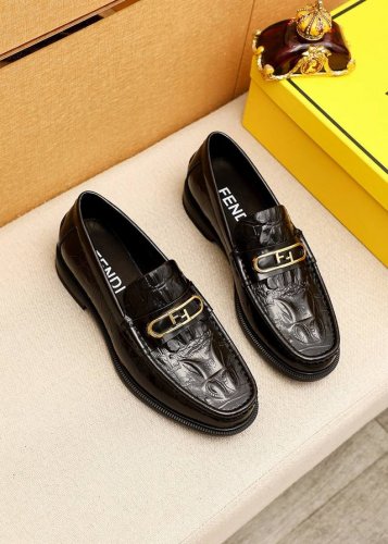 商品商标：Fendi 芬迪 休闲皮鞋 正码码数: 38-44 45.46订制 商品材料：精选 进口头层开边珠牛皮压花鞋面+奢华五金扣，进口牛内里。强烈立体视觉效