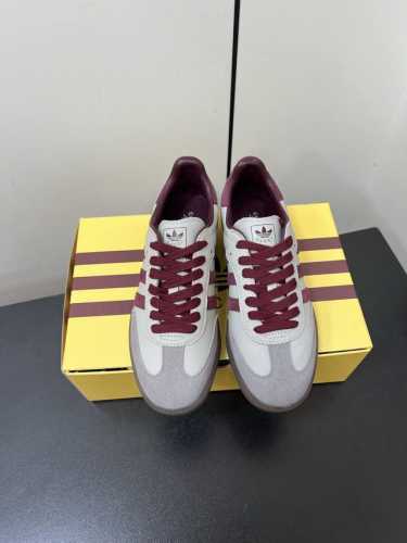 Adidas｜Gucci三叶草Logo与标志性三条杆为设计元素将其与独属于的Gucci 双方选择Adidas Originals经典鞋型 Gazalle为蓝本，