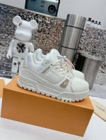 升级顶级版本 ！Lv 早春情侣款，全新Trainer2代胖丁鞋亮相！ 新款鞋型在鞋面设计上并没有太大的改动！而是鞋型变得更大更宽，更厚以及鞋舌变大取替原有的视觉