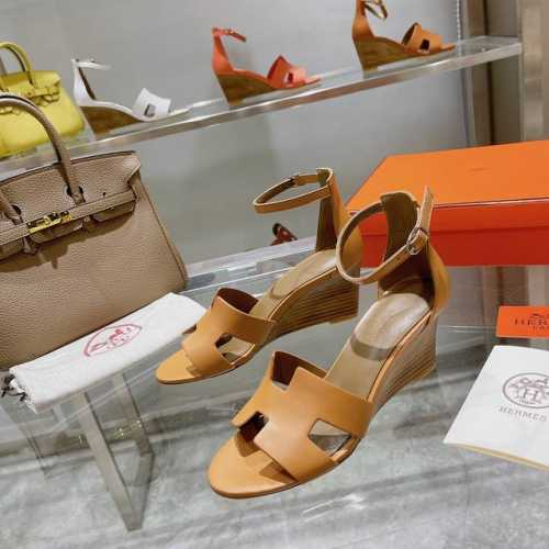 坡跟系列』 出厂价 将经典延续 Hermès 坡跟凉鞋新配色 爱马仕的坡跟凉鞋是我见过最简约最耐看最有气质的！！！任何风格都能hold住，7cm高度轻松驾驭，每