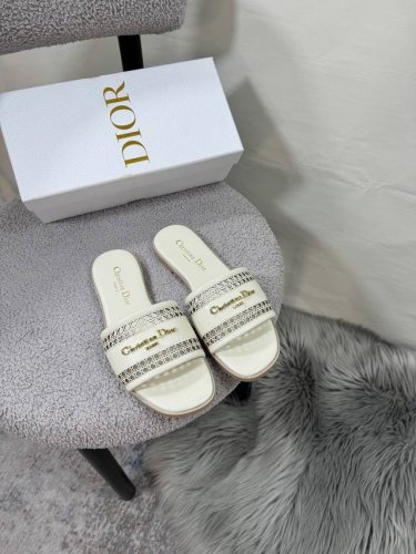 橙子出厂价p dior 迪奥春夏新款 镂空平底拖鞋 一字拖 休闲凉拖 搭配金色饰面金属 Dior 标志装饰 可搭配各式造型 彰显摩登风范 码数 34-42