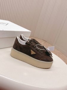 最高版 Prada普拉达 25新款 厚底 休闲运动鞋 这款运动鞋延续经久不衰的轮廓，是新款经典单品。采用皮革精心制作， 提升格调。款式轻盈，搭配三角扣标志加5C