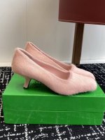 代购级 Bottega Veneta 25ss 新款BV 马毛 矮跟 单鞋系列单品优雅材质运用在鞋履上知性优雅干练，满满的高级感小方头设计美美哒 舒适高端 让出