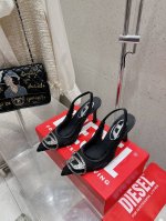钻扣款 Diesel小众个性尖头凉鞋 高跟鞋 今年谁还没拥有Diesel的搭配神器 你们这群辣妹都入手了吗？无论是鞋子衣服包包都太太太好看了！ 鞋面采用牛皮 进