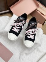 顶级版本 飞机盒版本400普通版本代购级Miumiu25年最新走秀款拼色帆布鞋 经典升级 舒适度与时髦度并存经典黑白款百搭软底软面设计♀透气性好，随便怎么穿都好