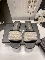 橙子出厂价P Chanel 香奈儿 春夏新款 珍珠装饰平底拖鞋 精致凉拖 时尚界经典之作，承袭品牌优雅精髓，珍珠点缀，精致又浪漫，瞬间提升穿搭格调。镶钻跟粗跟设