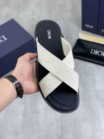 工厂p价p 实价 Dior 迪奥新款休闲拖鞋 原版官网 高品质 完美做工 透射出一种尊贵奢华 高端超凡工艺中升华其奢侈定义 原版大底 码数 39-44 38 4 - 点击图像关闭