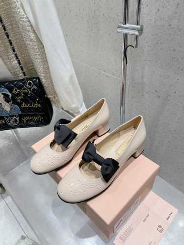 Miumiu缪缪 秋冬新款英伦风玛丽珍蝴蝶结乐福鞋 Miumiu秀场 复古风独一无二的来自Miu Miu系列的细节特写 新季的潮流要素一 适当 面料：进口原版进
