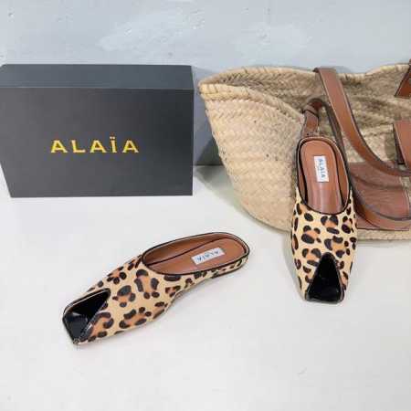 高品质出厂 ！小众潮牌 ALAIA 春夏最新鱼嘴五金扣简易平底拖鞋 足尖上的性感之资 精致的同时还具有时髦利落 摩登气场 鞋面采用进口头层牛皮 内里垫脚进口羊皮 - 点击图像关闭