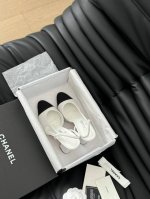 代购级 高跟版面 Chanel 经典Slingback后空凉鞋 前几年一直在做这个款 今年我们还是重新购版，再次精细Copy。 发现新版面的鞋面线条和形体舒适度