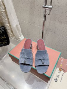loro Piana 25春夏Lp顶级版本英伦宝石吊坠夹脚平底拖鞋凉鞋 原来这就是传说走两万步都不会累脚的夹脚凉鞋把颜值和脚感都拿捏住了，上脚一走就会被彻底沦陷