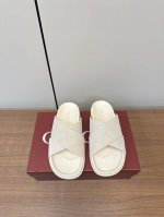 gucci｜古琦女士双G Logo压花平底拖鞋 这款凉鞋以Gg帆布匠心打造，缀饰一眼可辨的双G标识，配以浅金色调配件，为整个设计注入一抹精致优雅气息 原版定制牛