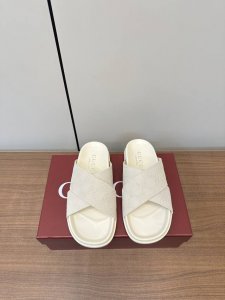 gucci｜古琦女士双G Logo压花平底拖鞋 这款凉鞋以Gg帆布匠心打造，缀饰一眼可辨的双G标识，配以浅金色调配件，为整个设计注入一抹精致优雅气息 原版定制牛