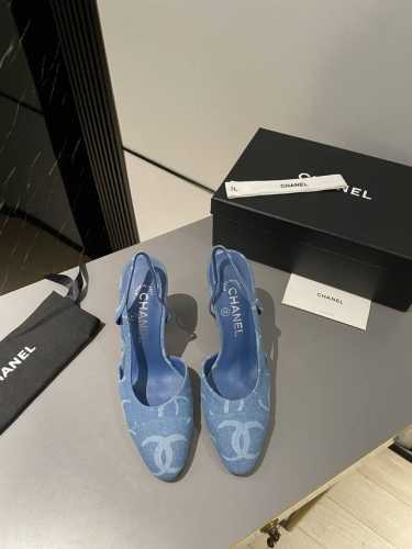 代购级 高跟版面 Chanel 经典Slingback后空凉鞋 前几年一直在做这个款 今年我们还是重新购版，再次精细Copy。 发现新版面的鞋面线条和形体舒适度