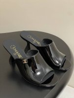 chanel 2026早春度假系列爆品小香双C扣鱼嘴蜜儿高跟拖鞋小矮跟凉拖鞋 简约时尚 整体采用穆勒鞋款式 这种鞋型没有鞋带或复杂的固定结构 穿脱方便 同时展现