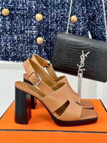 厂价 HermèS 爱马仕经典防水台H 粗跟高跟凉鞋 极约复古的设计 浓厚的异域风情 时髦感十足、随便上脚都很有腔调 简简单单的款式随便搭配一下高级感就很棒 百