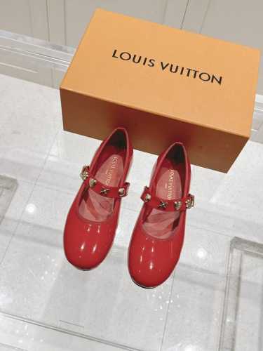 Louis Vuitton 路易威登春夏 村上隆 联名玛丽珍时装平底芭蕾舞鞋 春夏秀场出镜超多名模上脚 简约大方非常百搭 鞋面采用原版牛皮，Lv彩色老花标识点缀