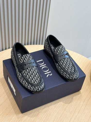 Dior家cd男士真皮大底皮鞋乐福鞋 这款cd乐福鞋体现了品牌于随性中流露的优雅气质。采用抛光牛皮、牛漆皮精心制作，点缀以金属马衔扣和 Cd 标志，材质柔软以布