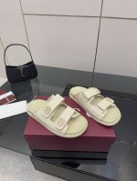 橙子出厂价p gucci 古驰 春夏新款 水钻双G扣魔术贴平底拖鞋 沙滩休闲凉拖 现代设计美学探索独特匠心之路 巧妙融合品牌经典元素与备受喜爱的品牌标识 这款凉