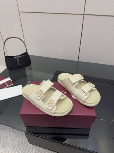 橙子出厂价p gucci 古驰 春夏新款 水钻双G扣魔术贴平底拖鞋 沙滩休闲凉拖 现代设计美学探索独特匠心之路 巧妙融合品牌经典元素与备受喜爱的品牌标识 这款凉