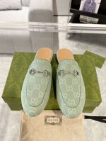 Gucci princetown系列女士乐福半拖鞋 作为品牌的标志性象征 标识元素以新颖别致的方式不断为单品带来更多新意 每一个标识都蕴含品牌特有的历史传承和价