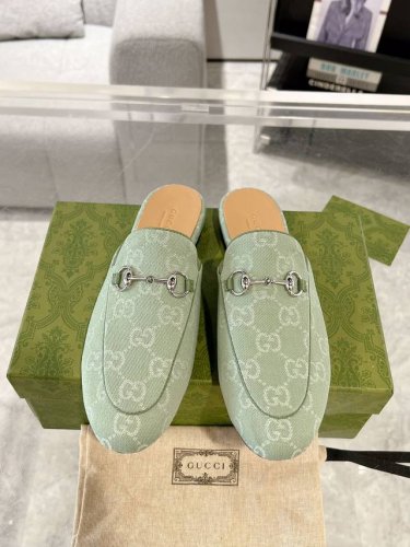 Gucci princetown系列女士乐福半拖鞋 作为品牌的标志性象征 标识元素以新颖别致的方式不断为单品带来更多新意 每一个标识都蕴含品牌特有的历史传承和价