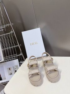 dior迪奥春夏最新款魔术贴凉鞋、超多明星网红种草、经典的版型设计上迪奥Logo五金点缀、超好看超百搭、上脚非常柔软鞋面进口电绣，内里羊皮里、正品开模Tpu大底