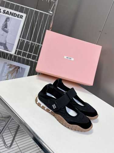 MiuMiu缪缪春夏秀款 饼干鞋 阿甘鞋休闲运动鞋专柜RMB8920购入开发 miumiu最新爆款 前卫大胆的设计，Miu Miu风格融于此款厚底帆布运动鞋的简