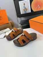 Hermès 爱马仕经典凉拖 极约复古的设计 浓厚的异域风情时髦感十足、随便上脚都很有腔调简简单单的款式随便搭配一下高级感就很棒百搭的颜色流畅的线条很难不爱！面