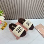 工厂 2024 新款新品 MIU MIU 全新超美装饰搭配,时尚淑女气质十足 双色拼接 又不乏美艳色彩,外侧附带弹力象巾 上脚非常方便意大利引进的原版楦头是最新