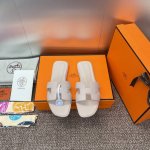 工厂价 爱马仕 Hermes 春夏经典款 Oran 拼色工字拖女鞋 H家平底圆头露趾凉拖鞋 材质：进口小牛皮+水染羊皮水里+意大利真皮大底 Size: 35-4