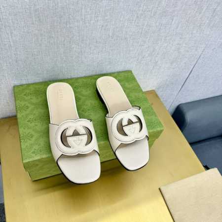 顶级版本 2024春夏新款平底手写体Gucci标识刺绣丹宁牛仔G G凉鞋拖鞋顶级品质 最高版！ 备受宠爱的丹宁面料透过Gucci美学视觉再次融入盎然新意。这款凉 - 点击图像关闭
