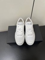 男款480Prada Downtown系带情侣板鞋宋佳李现同款休闲鞋 原版开发顶级版 运动风设计搭配精致细节。采用穿孔皮革打造，个性的厚底呈现别具一格的现代风格
